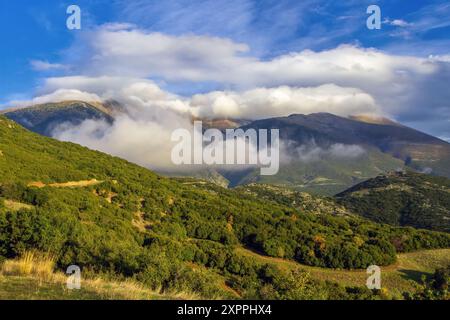 Le «dos» du mont Olympe avec ses sommets cachés derrière les nuages Banque D'Images