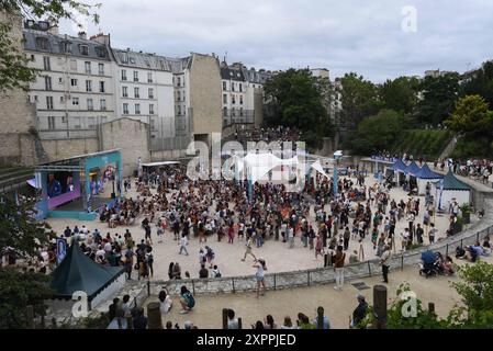 *** STRICTEMENT PAS DE VENTE AUX MÉDIAS OU ÉDITEURS FRANÇAIS - DROITS RÉSERVÉS ***3 août 2024 - Paris, France : des centaines de personnes se rassemblent dans les Arènes de Lutece, un amphithéâtre gallo-romain où une zone de fans a été mise en place pendant les Jeux Olympiques. Banque D'Images