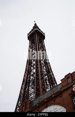 Vue au niveau de la rue donnant vers le haut à Blackpool Tower une attraction touristique sur la promenade de Blackpool, Lancashire Angleterre Banque D'Images