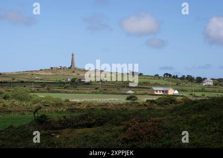 Le monument Basset de 1836 est une croix celtique de 90 pieds de haut pour commémorer Francis Basset et se dresse sur Redruth & Camborne en Cornouailles, en Angleterre Banque D'Images