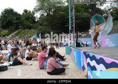 *** STRICTEMENT PAS DE VENTE AUX MÉDIAS OU ÉDITEURS FRANÇAIS - DROITS RÉSERVÉS ***3 août 2024 - Paris, France : des centaines de personnes se rassemblent dans les Arènes de Lutece, un amphithéâtre gallo-romain où une zone de fans a été mise en place pendant les Jeux Olympiques. Banque D'Images