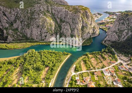 Vue dans la gorge de Cetina avec la rivière Cetina près d'omis, Croatie, Europe Banque D'Images