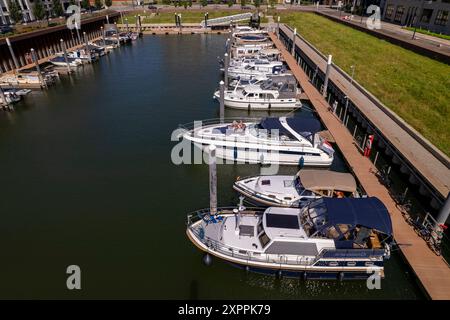 Vue aérienne de haut en bas du port de plaisance de Noorderhaven avec façades extérieures modernes contemporaines d'immeubles d'appartements de chaque côté et quelques bateaux Banque D'Images