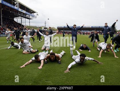 Photo du dossier datée du 27/04/24 des joueurs de Portsmouth célébrant la promotion. Le Sky Bet Championship est lancé vendredi soir alors que le Derby nouvellement promu joue à Blackburn et relégué Sheffield United face Preston à Deepdale. Date d'émission : mercredi 7 août 2024. Banque D'Images