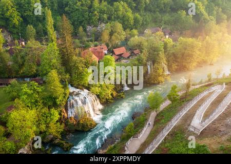 Village de Rastoke près de Slunj en Croatie, vieux moulins à eau sur les cascades de la rivière Korana, beau paysage de campagne. Paysage avec rivière et éclairé Banque D'Images