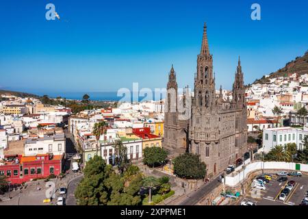 Vue aérienne de l'église Parroquia de San Juan Bautista de Arucas dans la ville d'Arucas, Gran Canaria, Îles Canaries, Espagne. Cathédrale néo-gothique historique Banque D'Images