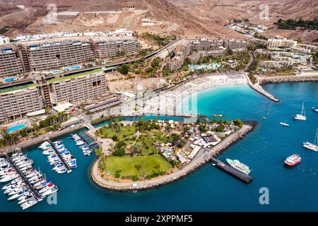 Vue aérienne avec plage Anfi et station balnéaire, Gran Canaria, Espagne. Playa Anfi del Mar, belle plage sur l'île de Gran Canaria, Espagne. Plage Anfi del Mar on Banque D'Images