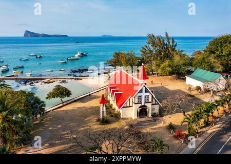 Église rouge au village de Cap malheureux, île Maurice. Notre Dame de Auxiliatrice, église rurale au toit rouge dans le village tropical Cap malheureux sur M Banque D'Images