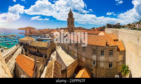 Dubrovnik une ville dans le sud de la Croatie face à la mer Adriatique, en Europe. Vieux centre-ville de la célèbre ville Dubrovnik, Croatie. Vue pittoresque sur Dubrovn Banque D'Images