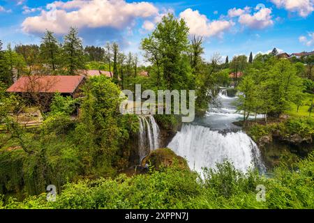 Village de Rastoke près de Slunj en Croatie, vieux moulins à eau sur les cascades de la rivière Korana, beau paysage de campagne. Paysage avec rivière et éclairé Banque D'Images