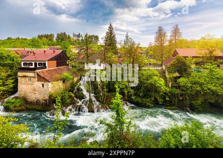 Village de Rastoke près de Slunj en Croatie, vieux moulins à eau sur les cascades de la rivière Korana, beau paysage de campagne. Paysage avec rivière et éclairé Banque D'Images