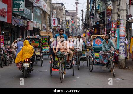 Les gens font du vélo rickshaws dans une rue du centre-ville, Barisal (Barishal), Barisal District, Bangladesh, Asie Banque D'Images