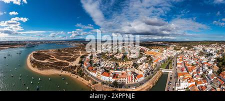 Vue du village de Ferragudo en Algarve, Portugal. Vieille ville maritime de Ferragudo. Vue de Ferragudo depuis les airs. Ferragudo est un beau village côtier dans Banque D'Images