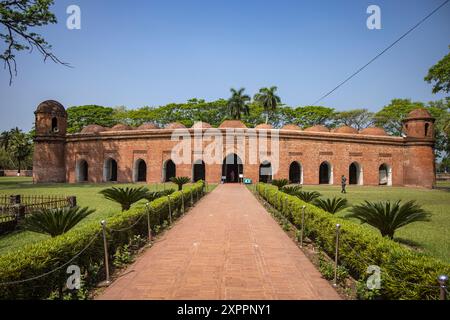 Route vers la mosquée Sixty Dome, Bagerhat, Bagerhat District, Bangladesh, Asie Banque D'Images