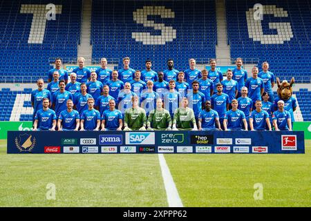 07 août 2024, Baden-Württemberg, Sinsheim : football : Bundesliga, Mediaday TSG Hoffenheim, PreZero-Arena. Équipe de Hoffenheim - (première rangée de gauche à droite) Jacob Bruun Larsen, Pavel Kaderabek, Marco John, Grischa Prömel, gardien de but Lúkas Petersson, le gardien Oliver Baumann, le gardien Luca Philipp, Stanley Nsoki, Alexander Prass, Finn Ole Becker et Umut Tohumcu ; (2e rang à partir du bas de la liste) L'entraîneur-chef Pellegrino Matarazzo, l'entraîneur-assistant Benjamin Hübner, l'entraîneur-assistant Frank Fröhling, l'entraîneur-assistant Michael Kammermeyer, Attila Szalai, Max Moerstadt, Anton Stach, Kevin Akpoguma, Florian Grillitsch ainsi qu'un Banque D'Images