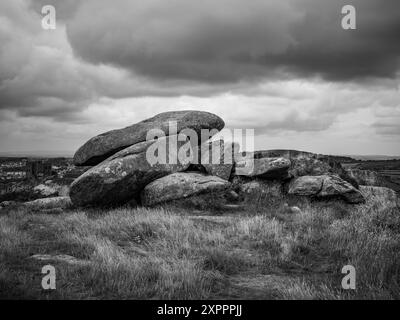 CARN BREA BALAYÉ DES LANDES BALAYÉES PAR LE VENT AVEC UN PAYSAGE NUAGEUX SPECTACULAIRE ET DES ROCHERS REDRUTH CORNWALL Banque D'Images