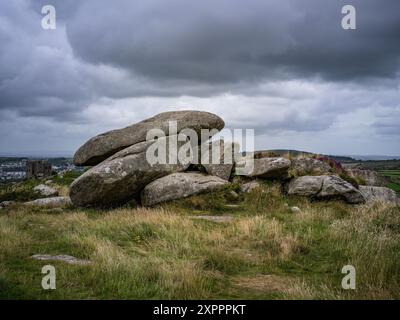 CARN BREA BALAYÉ DES LANDES BALAYÉES PAR LE VENT AVEC UN PAYSAGE NUAGEUX SPECTACULAIRE ET DES ROCHERS REDRUTH CORNWALL Banque D'Images