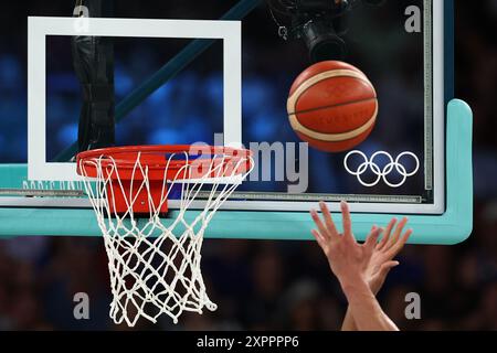 Paris, France. 07 août 2024. Julien Mattia/le Pictorium - Basketball 5x5 - 1/4 finales - France-Canada - Paris 2024 - 07/08/2024 - France/Seine Saint Denis/Paris - rebond lors des quarts de finale des épreuves 5x5 des Jeux Olympiques de Paris entre la France et le Canada à Bercy Arena, le 6 juillet 2024. Crédit : LE PICTORIUM/Alamy Live News Banque D'Images