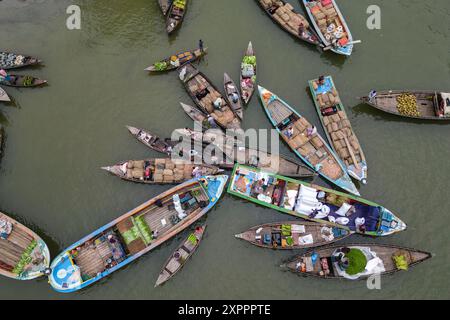 Vue aérienne de commerçants vendant des fruits à partir de bateaux au marché flottant de Boithakata sur la rivière Belua, Boithakata, district de Pirojpur, Bangladesh, Asie Banque D'Images