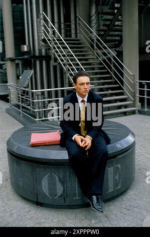 Lloyds de London Insurance jeune homme d'affaires un courtier dans son heure du déjeuner. Ville de Londres devant le nouveau bâtiment Lloyds. Angleterre des années 1990 Royaume-Uni HOMER SYKES Banque D'Images