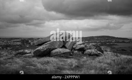 CARN BREA BALAYÉ DES LANDES BALAYÉES PAR LE VENT AVEC UN PAYSAGE NUAGEUX SPECTACULAIRE ET DES ROCHERS REDRUTH CORNWALL Banque D'Images