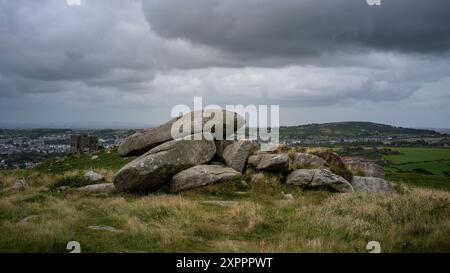 CARN BREA BALAYÉ DES LANDES BALAYÉES PAR LE VENT AVEC UN PAYSAGE NUAGEUX SPECTACULAIRE ET DES ROCHERS REDRUTH CORNWALL Banque D'Images