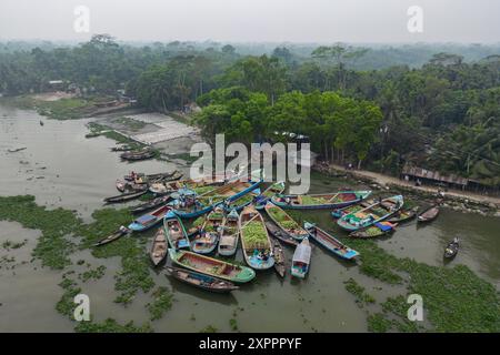 Vue aérienne de commerçants vendant des pastèques et d'autres fruits à partir de bateaux au marché flottant de Boithakata sur la rivière Belua, Boithakata, district de Pirojpur, Ba Banque D'Images