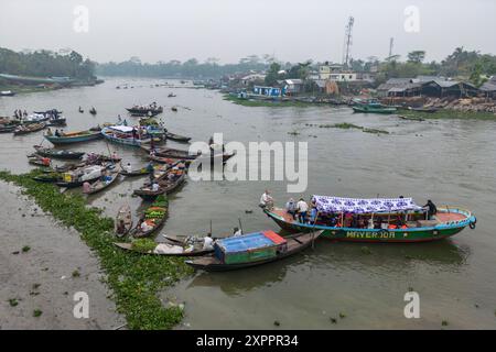 Vue aérienne de commerçants vendant des fruits à partir de bateaux au marché flottant de Boithakata sur la rivière Belua, Boithakata, district de Pirojpur, Bangladesh, Asie Banque D'Images