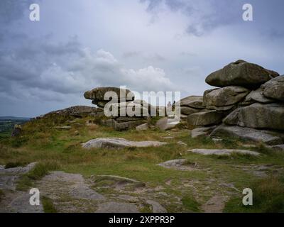 CARN BREA BALAYÉ DES LANDES BALAYÉES PAR LE VENT AVEC UN PAYSAGE NUAGEUX SPECTACULAIRE ET DES ROCHERS REDRUTH CORNWALL Banque D'Images