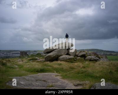 CARN BREA BALAYÉ DES LANDES BALAYÉES PAR LE VENT AVEC UN PAYSAGE NUAGEUX SPECTACULAIRE ET DES ROCHERS REDRUTH CORNWALL Banque D'Images