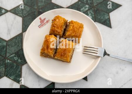 Une assiette de baklava turc traditionnel servi au Köşkeroğlu, un restaurant populaire connu pour ses desserts authentiques. Les couches feuilletées et dorées de pâte Banque D'Images