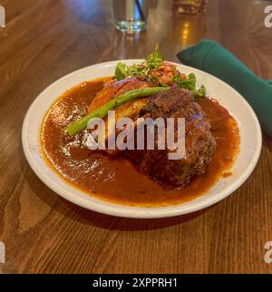 Côtes courtes tressées avec purée de pommes de terre et légumes verts medley Banque D'Images