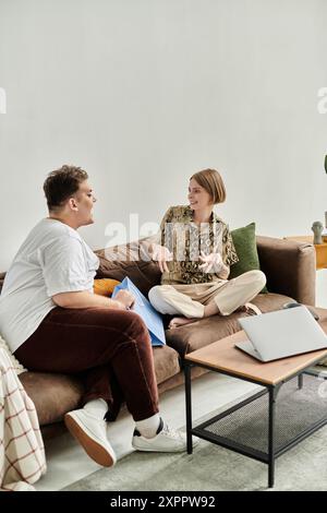 Deux amis profitent d'une conversation animée dans une atmosphère de salon élégante. Banque D'Images