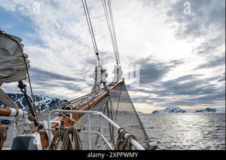 La goélette Rembrandt van Rijn glisse dans les eaux arctiques, Spitzberg, Svalbard, Norvège, Arctique Banque D'Images