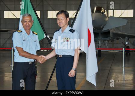 Misawa, Japon. 07 août 2024. Chef adjoint de l'état-major de l'armée de l'air italienne, Lt. Gen. Aurelo Colagrande (l) et chef adjoint de l'état-major de l'armée de l'air japonaise, le lieutenant Gen. Takuto Ogasawara se serre la main lors d'une conférence de presse lors d'un exercice conjoint 'RISING SUN 24' avec la Force aérienne d'autodéfense japonaise à la base aérienne de Misawa dans la préfecture d'Aomori, au Japon, le mercredi 7 août. 2024. Photo de Keizo Mori/UPI crédit : UPI/Alamy Live News Banque D'Images