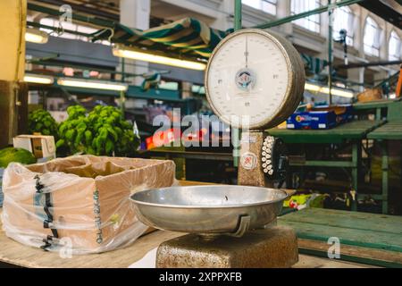 Trieste, Italie 28-7-2024 : une vieille balance alimentaire, sur un étal de marché. Banque D'Images