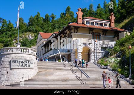 Ljubljana, Slovénie - 6 juillet 2024 : entrée touristique aux grottes de Postojna en Slovénie. Banque D'Images