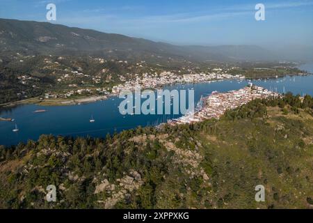 Vue aérienne de la ville et de la baie, Poros, Attique, Grèce, Europe Banque D'Images