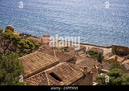 Vue sur les toits de tuiles et la mer depuis les escaliers de la ville haute, Monemvasia, Péloponnèse, Grèce, Europe Banque D'Images