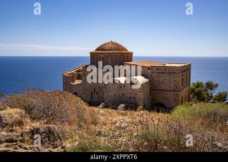 Sainte-Sophie Eglise orthodoxe et mer, Monemvasia, Péloponnèse, Grèce, Europe Banque D'Images