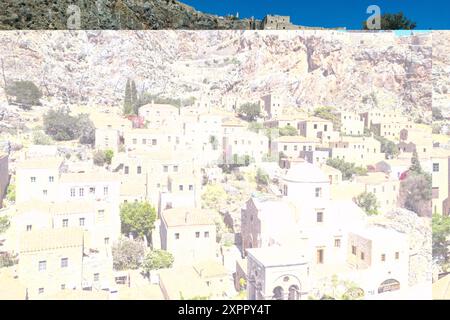 Vue aérienne de la ville basse avec Sainte-Sophie église orthodoxe sur la montagne, Monemvasia, Péloponnèse, Grèce, Europe Banque D'Images
