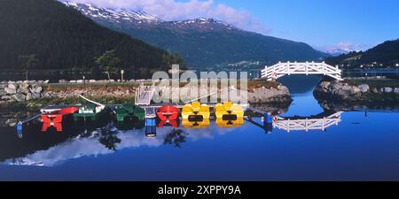 Pont en bois blanc à la petite jetée sur le Nordfjord, Loen, Stryn dans le comté de Sogn og Fjordane. Norvège Banque D'Images