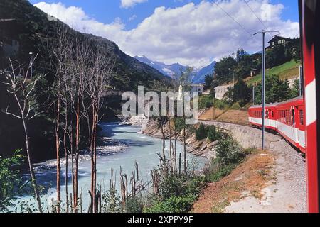 Glacier Express chemin de fer passant Ritibrücke par le Mattervispa à Neubrück (Stalden), district de Visp dans le canton du Valais en Suisse. Banque D'Images