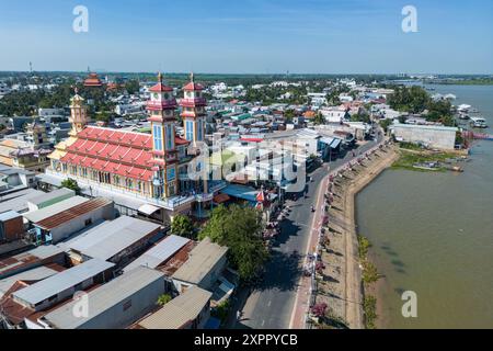 Vue aérienne du temple de Cao Dai et de la ville avec le Mékong, Tan Chau (Tân Châu), an Giang, Vietnam, Asie Banque D'Images