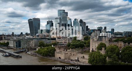 Tower Bridge vue depuis Walkway août 2024 ville de Londres montrant 20 Fenchurch Street également connu sous le nom de Walkie Talkie, Banque D'Images