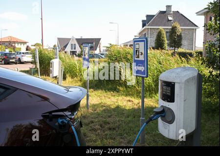 PAYS-BAS, Hollande, parking avec station de recharge rapide pour véhicule électrique dans un quartier résidentiel Banque D'Images