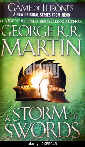 A Storm of Swords - roman de George R. R. Martin - 2000 - le troisième des sept romans prévus dans la série fantastique A Song of Ice and Fire Banque D'Images