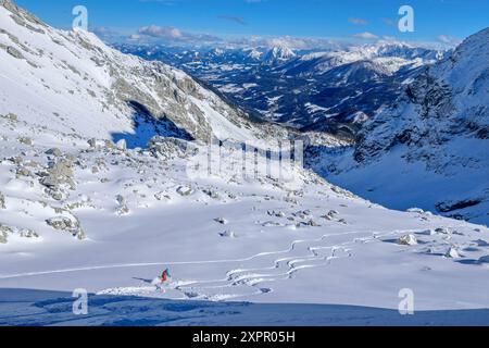 Femme en randonnée de ski descend à travers Kirtagskar, Arzlochscharte, Totes Gebirge, haute-Autriche, Autriche Banque D'Images