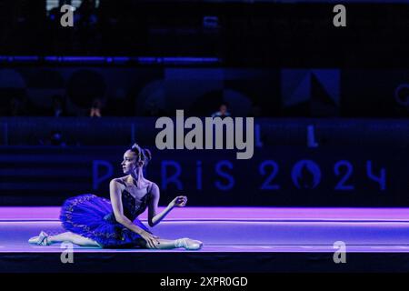 Paris, Frankreich. 27 juillet 2024. FRA, Paris, Olympischen Games Paris 2024, Bercy Arena, 27 juillet 2024, épreuves olympiques de gymnastique - hommes, pré-exposition d'appareils avec danseuse, avant les épreuves, crédit : HMB Media/Alamy Live News Banque D'Images