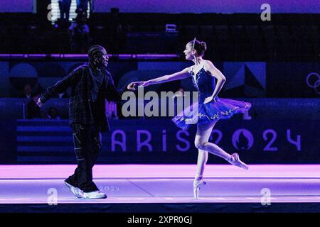 Paris, Frankreich. 27 juillet 2024. FRA, Paris, Olympischen Games Paris 2024, Bercy Arena, 27 juillet 2024, épreuves olympiques de gymnastique - hommes, pré-exposition d'appareils avec danseuse, avant les épreuves, crédit : HMB Media/Alamy Live News Banque D'Images